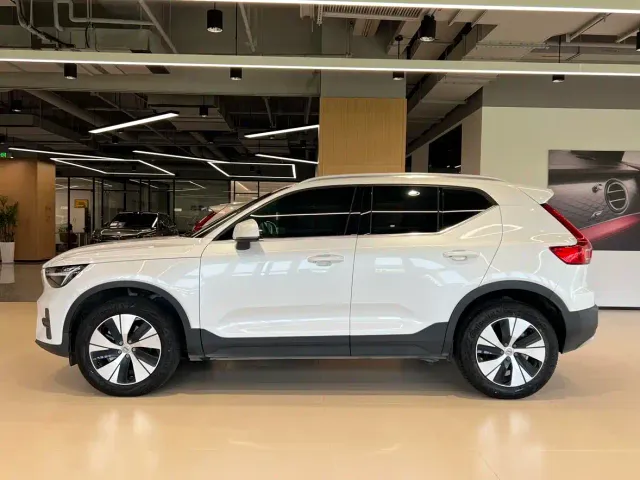 Volvo XC40 — Фото автомобиля 4