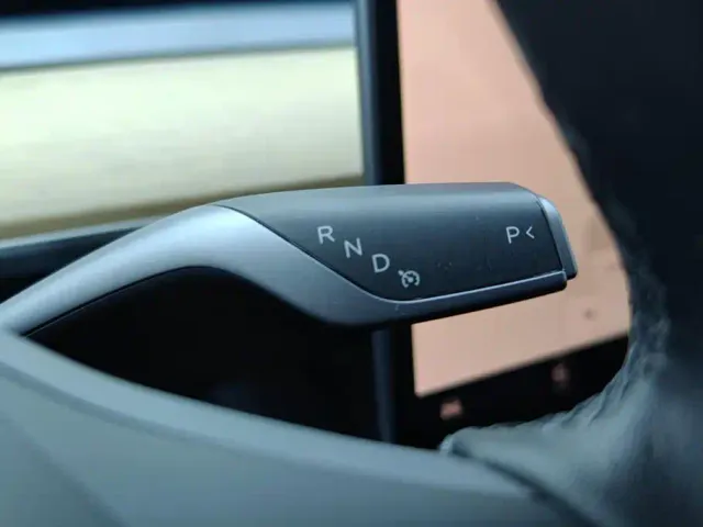 Tesla Model Y — Фото автомобиля 16