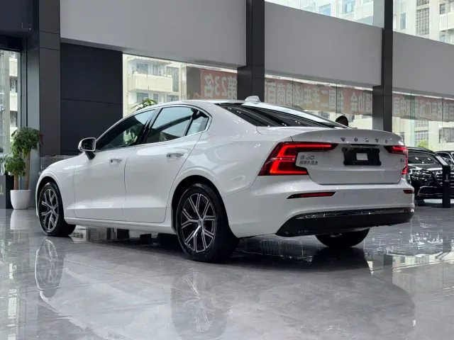 Volvo S60 — Фото автомобиля 11