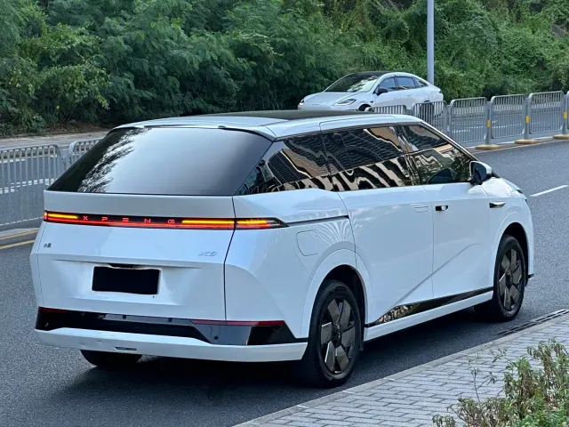 Xpeng X9 — Фото автомобиля 6