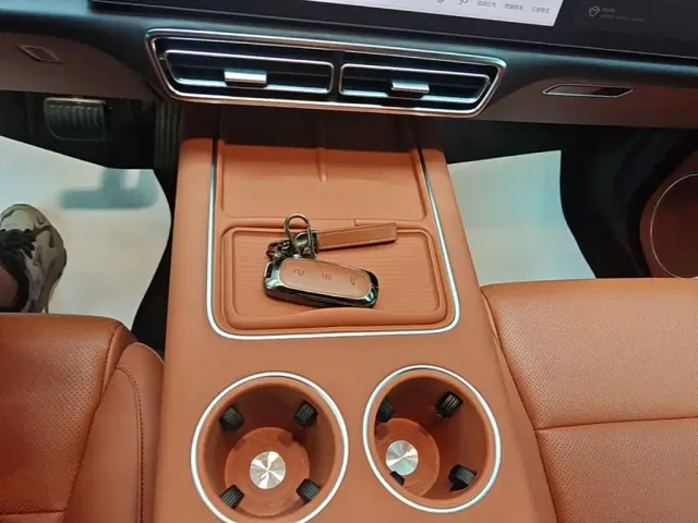 Li Auto L8 — Фото автомобиля 13