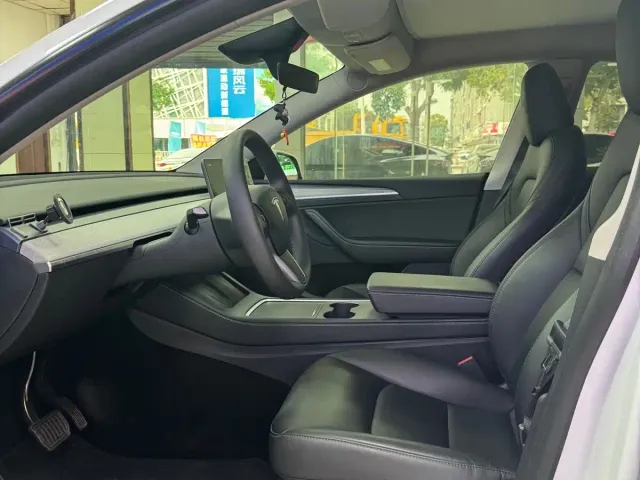 Tesla Model Y — Фото автомобиля 4