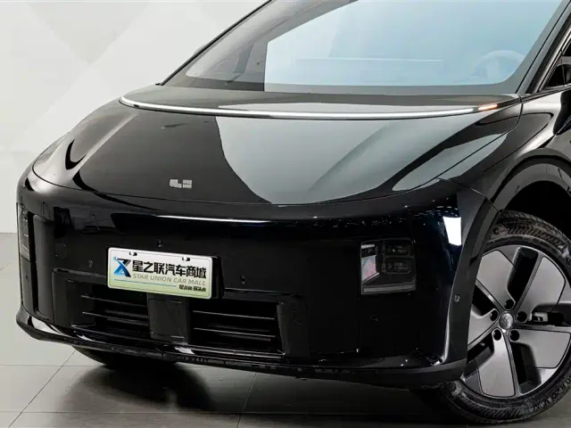 Li Auto i8 — Фото автомобиля 2