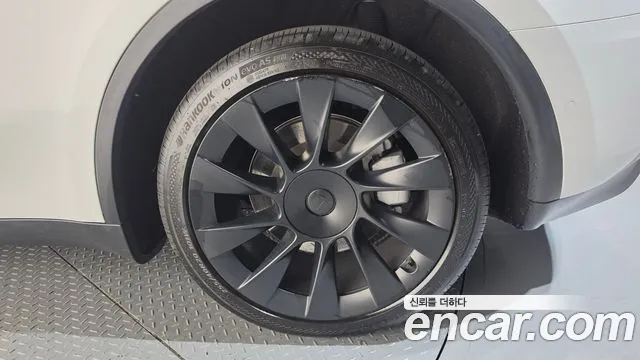 Tesla Model Y — Фото автомобиля 20