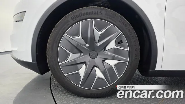 Tesla Model Y — Фото автомобиля 5