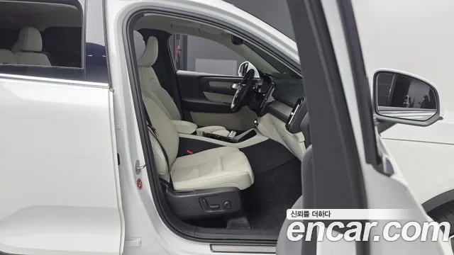 Вольво XC40 B4 Ultimate Bright — Фото автомобиля 11