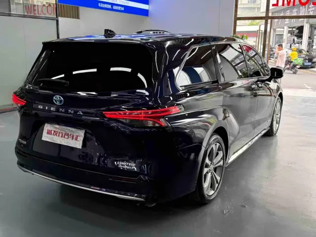 Toyota Sienna — Фото автомобиля 9
