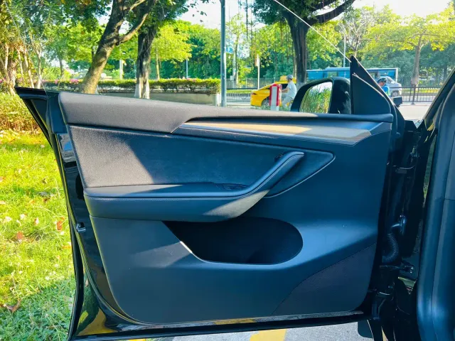 Tesla Model Y — Фото автомобиля 17