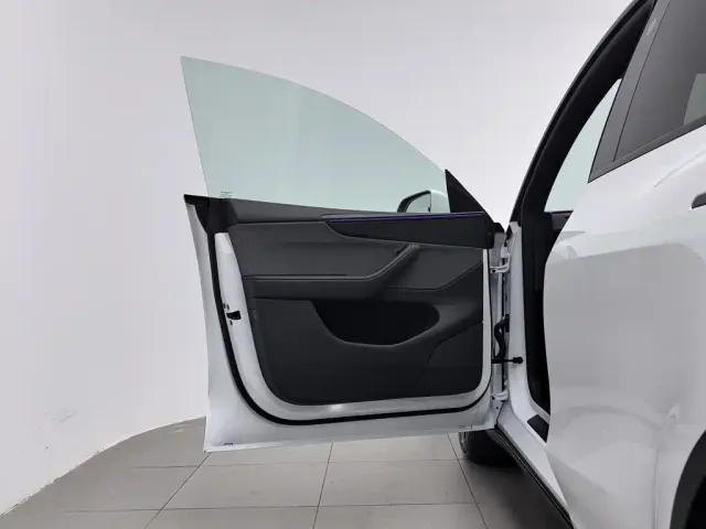 Tesla Model Y — Фото автомобиля 8