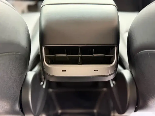 Tesla Model Y — Фото автомобиля 11