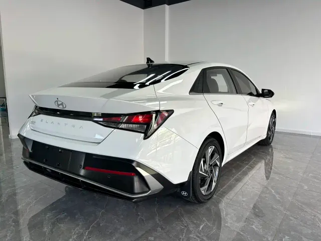 Hyundai Elantra — Фото автомобиля 9