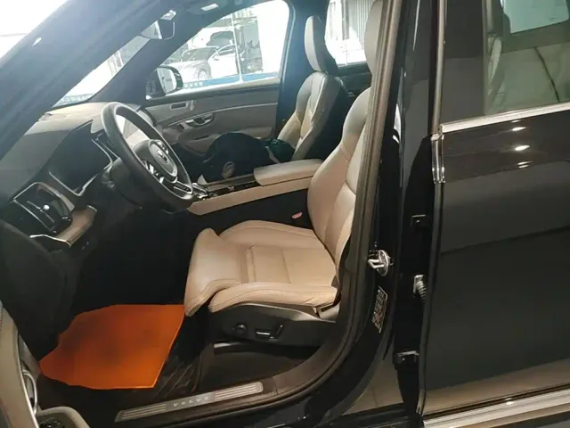 Volvo XC90 — Фото автомобиля 14