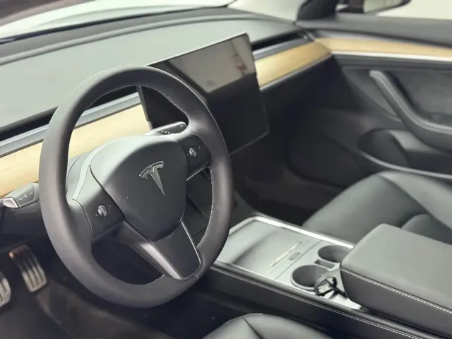 Tesla Model 3 — Фото автомобиля 4