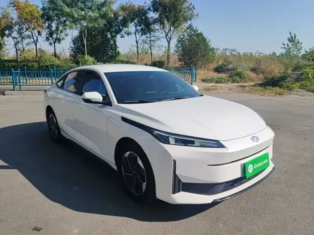 Changan Qiyuan A05 — Фото автомобиля 3