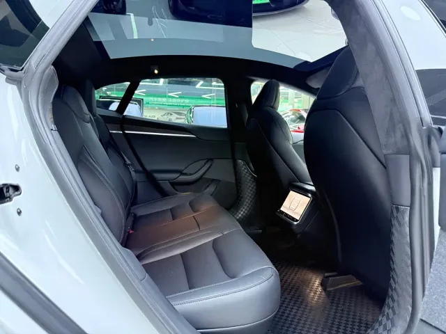 Tesla Model S — Фото автомобиля 11
