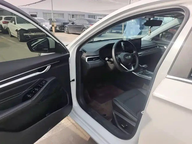 Geely Emgrand — Фото автомобиля 15