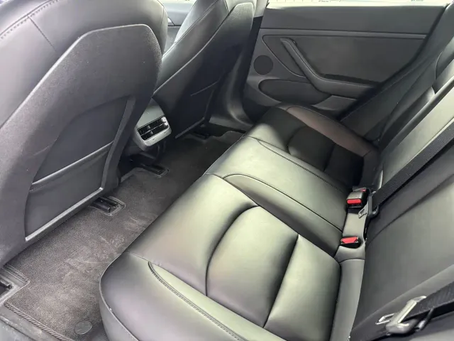 Tesla Model 3 — Фото автомобиля 6