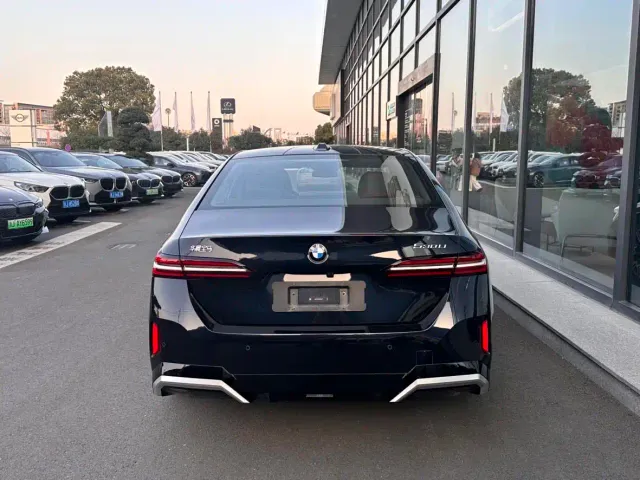 BMW 5 Series — Фото автомобиля 10