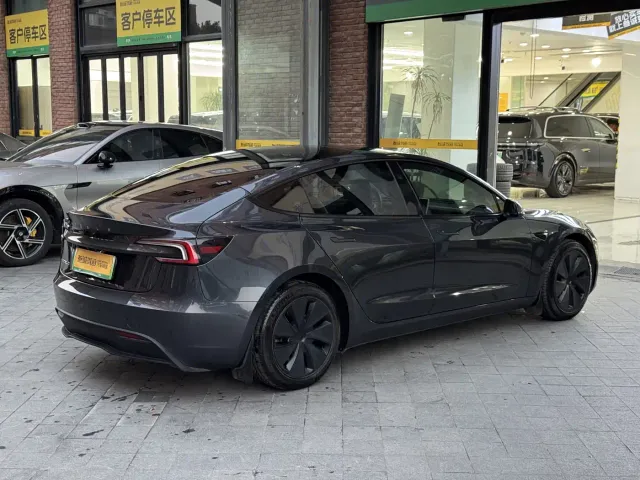 Tesla Model 3 — Фото автомобиля 7