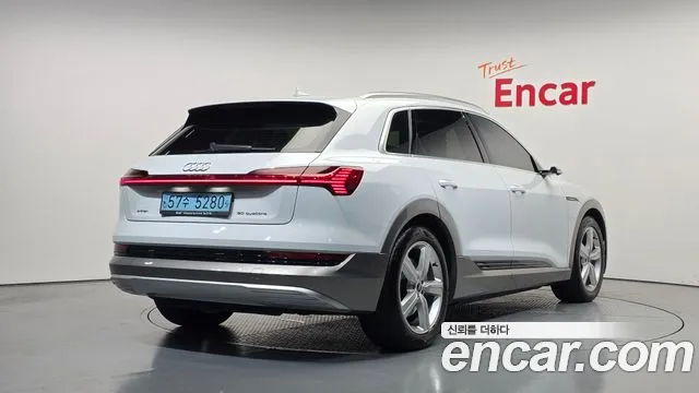 Audi e-tron — Фото автомобиля 2