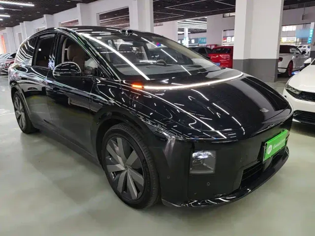 Li Auto i8 — Фото автомобиля 3