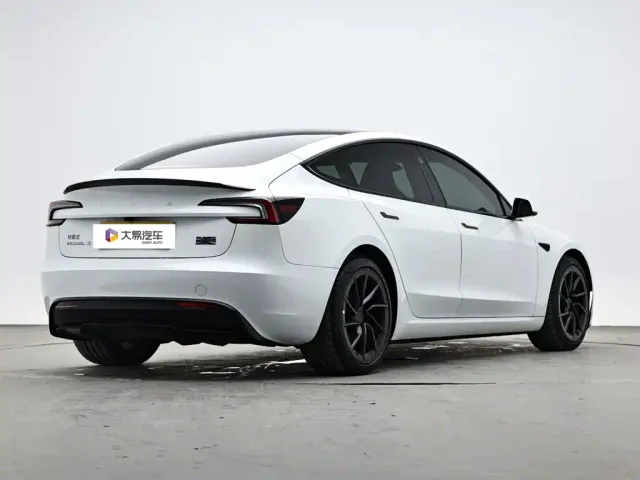 Tesla Model 3 — Фото автомобиля 3