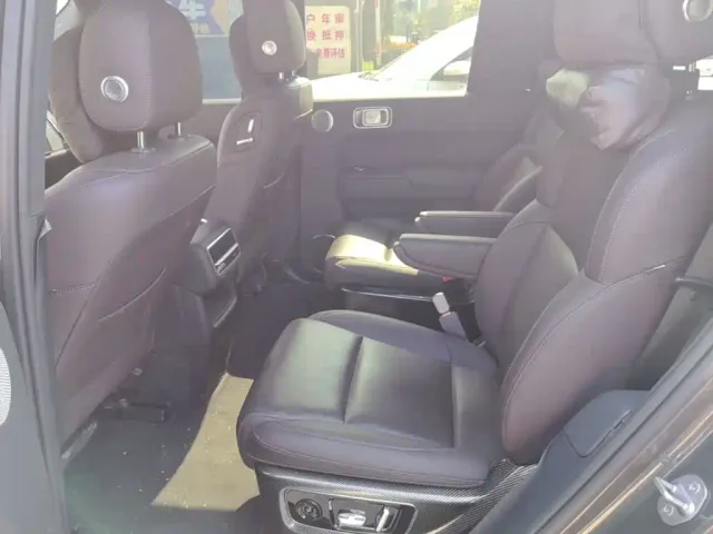 Li Auto L8 — Фото автомобиля 16