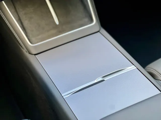 Tesla Model Y L — Фото автомобиля 11