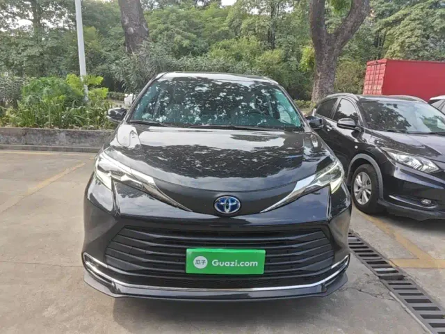 Toyota Sienna — Фото автомобиля 2