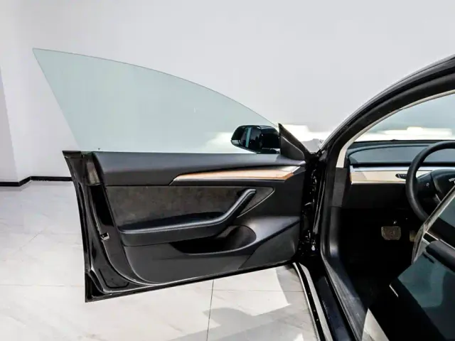 Tesla Model 3 — Фото автомобиля 8