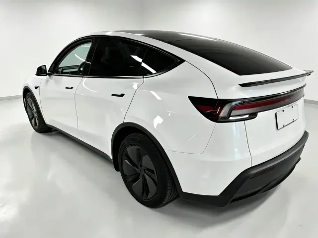Tesla Model Y — Фото автомобиля 3