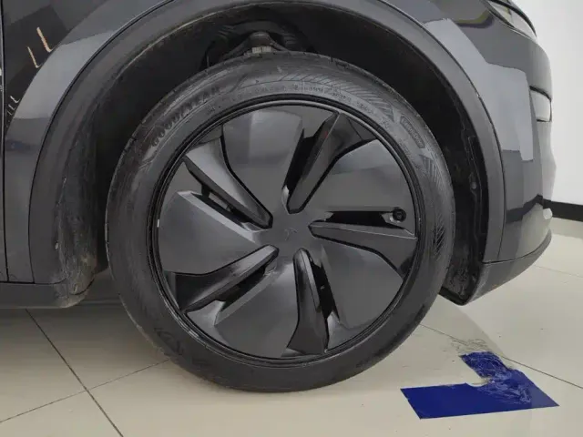 Tesla Model Y — Фото автомобиля 6
