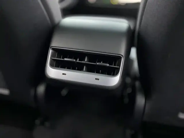 Tesla Model Y — Фото автомобиля 22