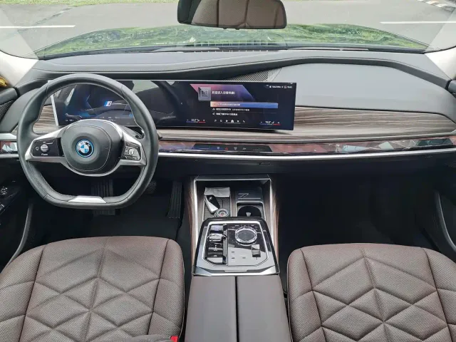 BMW BMW i7 2023 eDrive50L Leading Luxury Package — Фото автомобиля 9