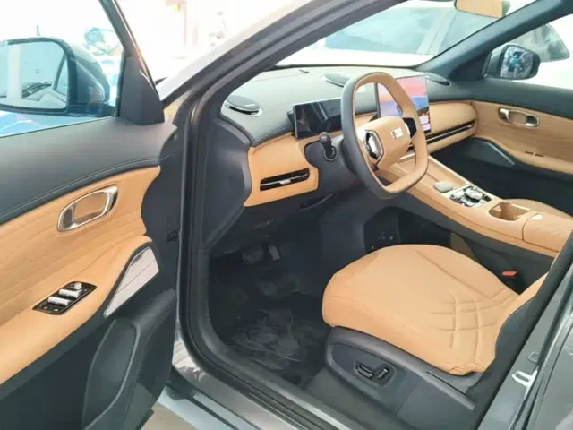 Geely Galaxy Starship 7 EM-i — Фото автомобиля 15