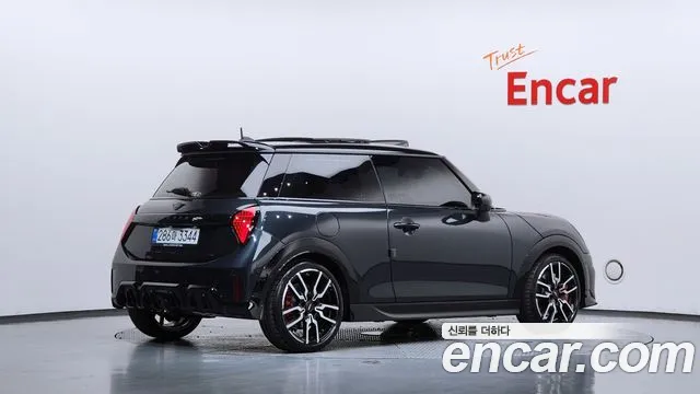 MINI Cooper Generation 4 — Фото автомобиля 2
