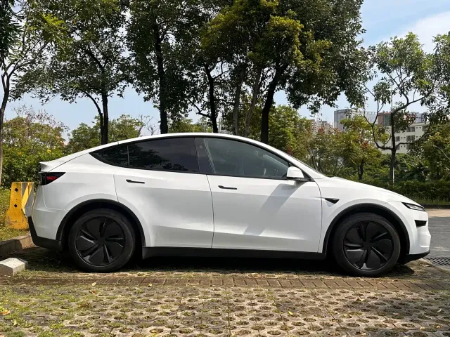 Tesla Model Y — Фото автомобиля 7