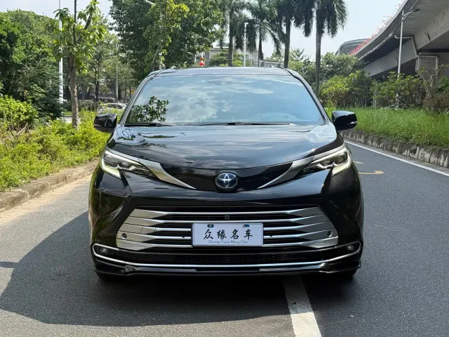 Toyota Sienna — Фото автомобиля 2