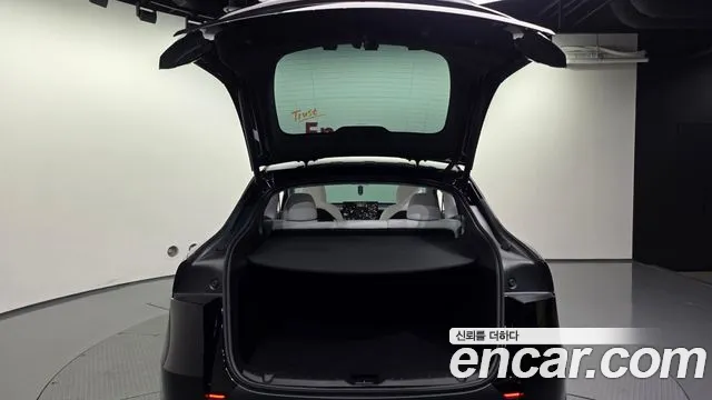 Tesla Model Y — Фото автомобиля 26