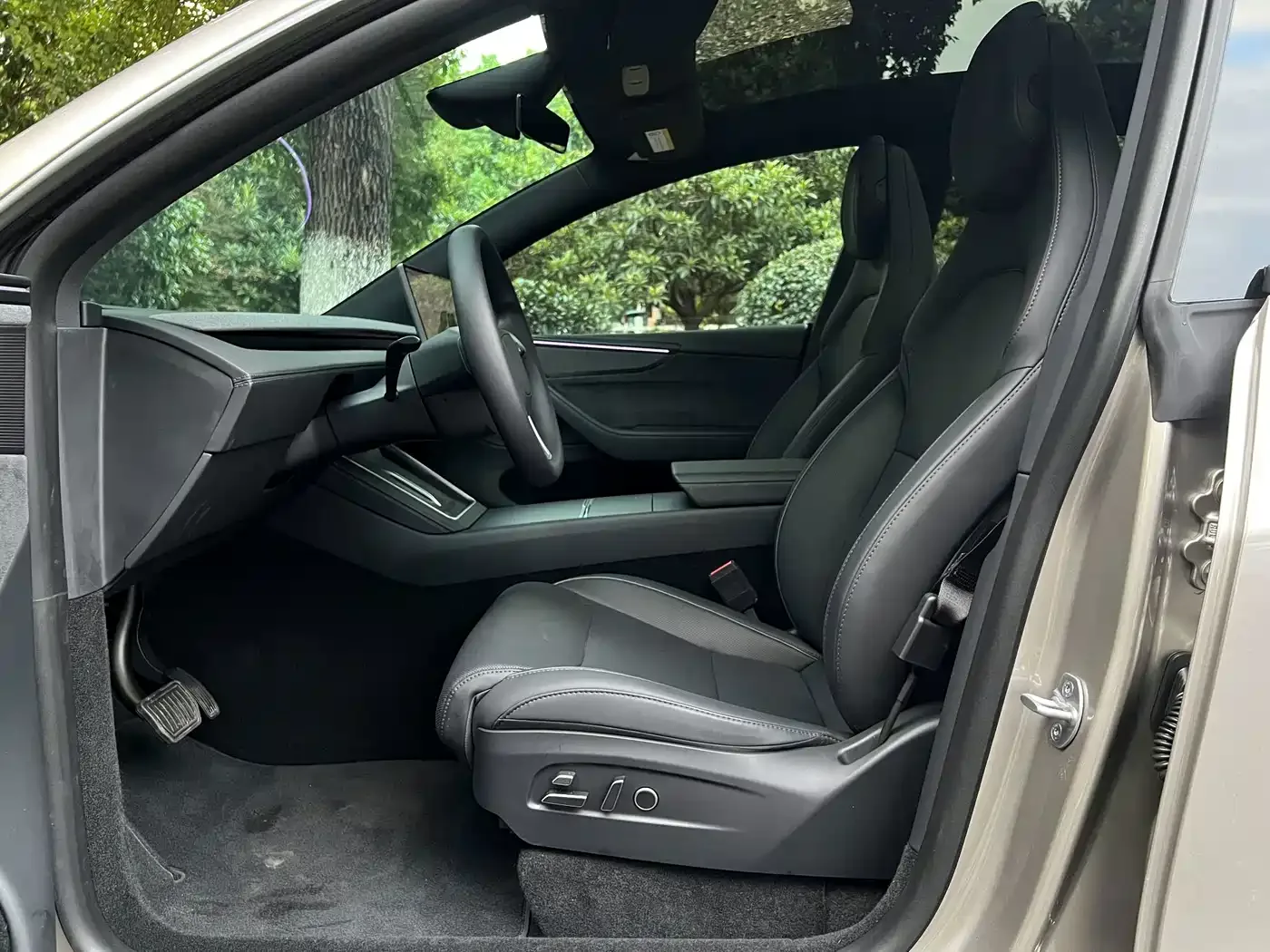 Tesla Model Y L 2025 Facelift Long Range AWD — Фото автомобиля 5