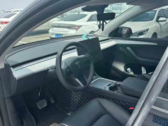 Tesla Model Y — Фото автомобиля 5