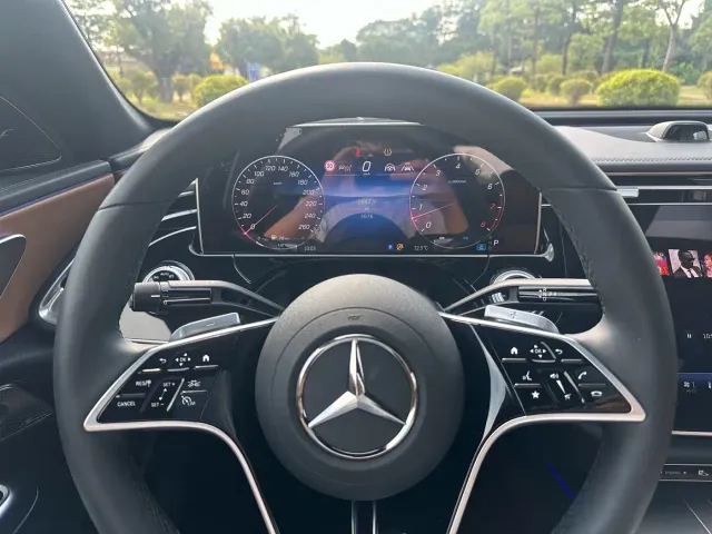 Mercedes-Benz E-Class — Фото автомобиля 9