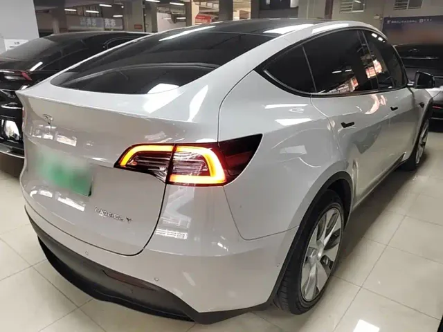 Tesla Model Y — Фото автомобиля 6