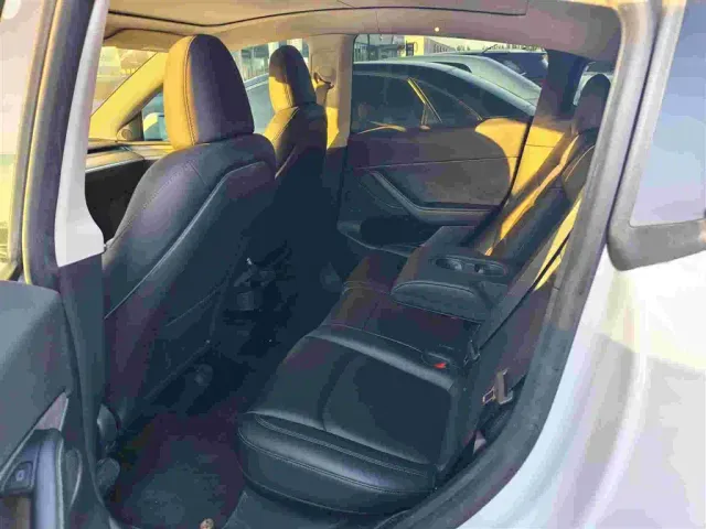 Tesla Model Y — Фото автомобиля 6