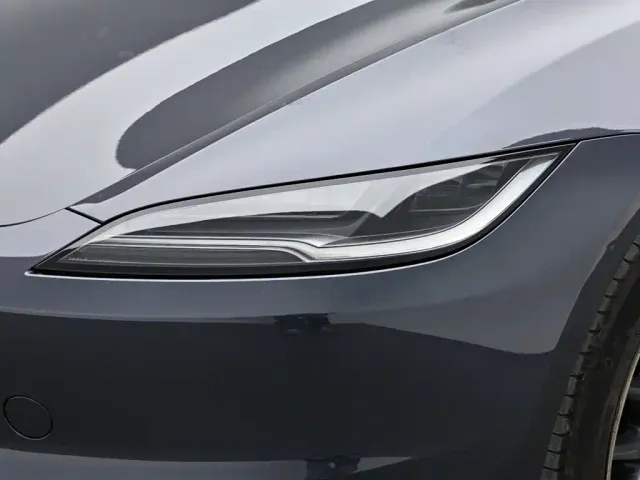 Tesla Model 3 — Фото автомобиля 17