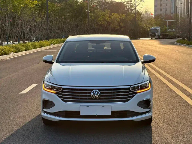 Volkswagen Lavida — Фото автомобиля 2