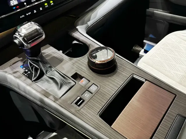 Toyota Granvia — Фото автомобиля 10