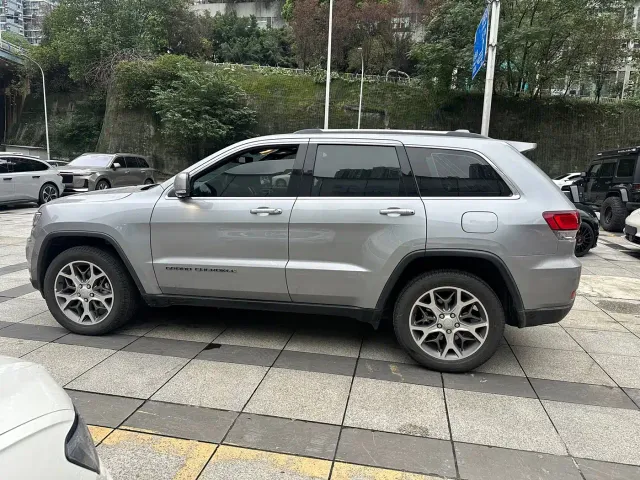 Jeep Grand Cherokee — Фото автомобиля 2