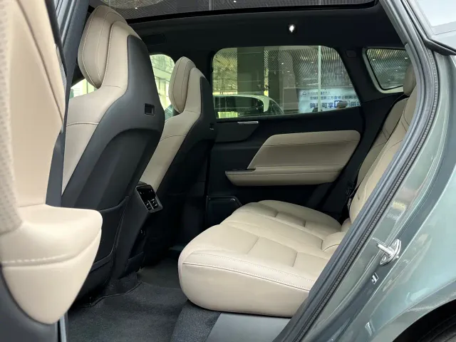Volvo XC70 Plug-in Hybrid — Фото автомобиля 7