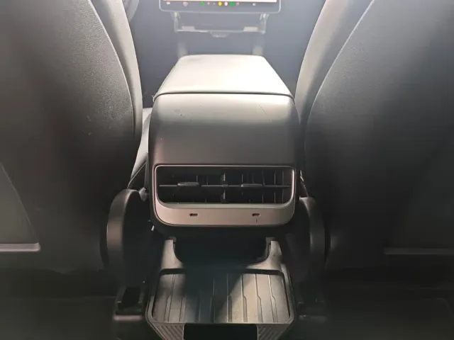 Tesla Model Y — Фото автомобиля 19